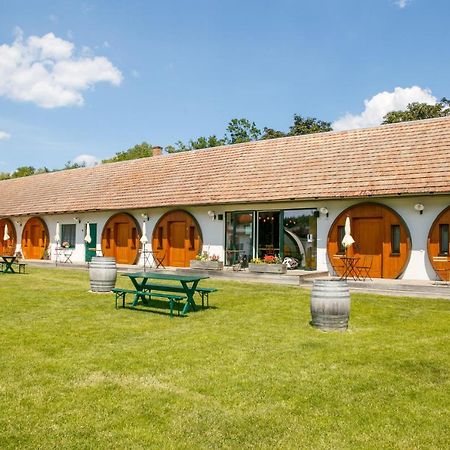 Отель Winzerhof Kuessler - Weinviertel Stillfried Экстерьер фото