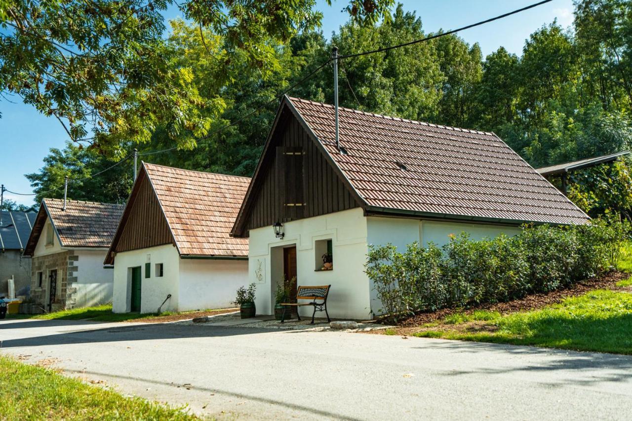 Отель Winzerhof Kuessler - Weinviertel Stillfried Экстерьер фото