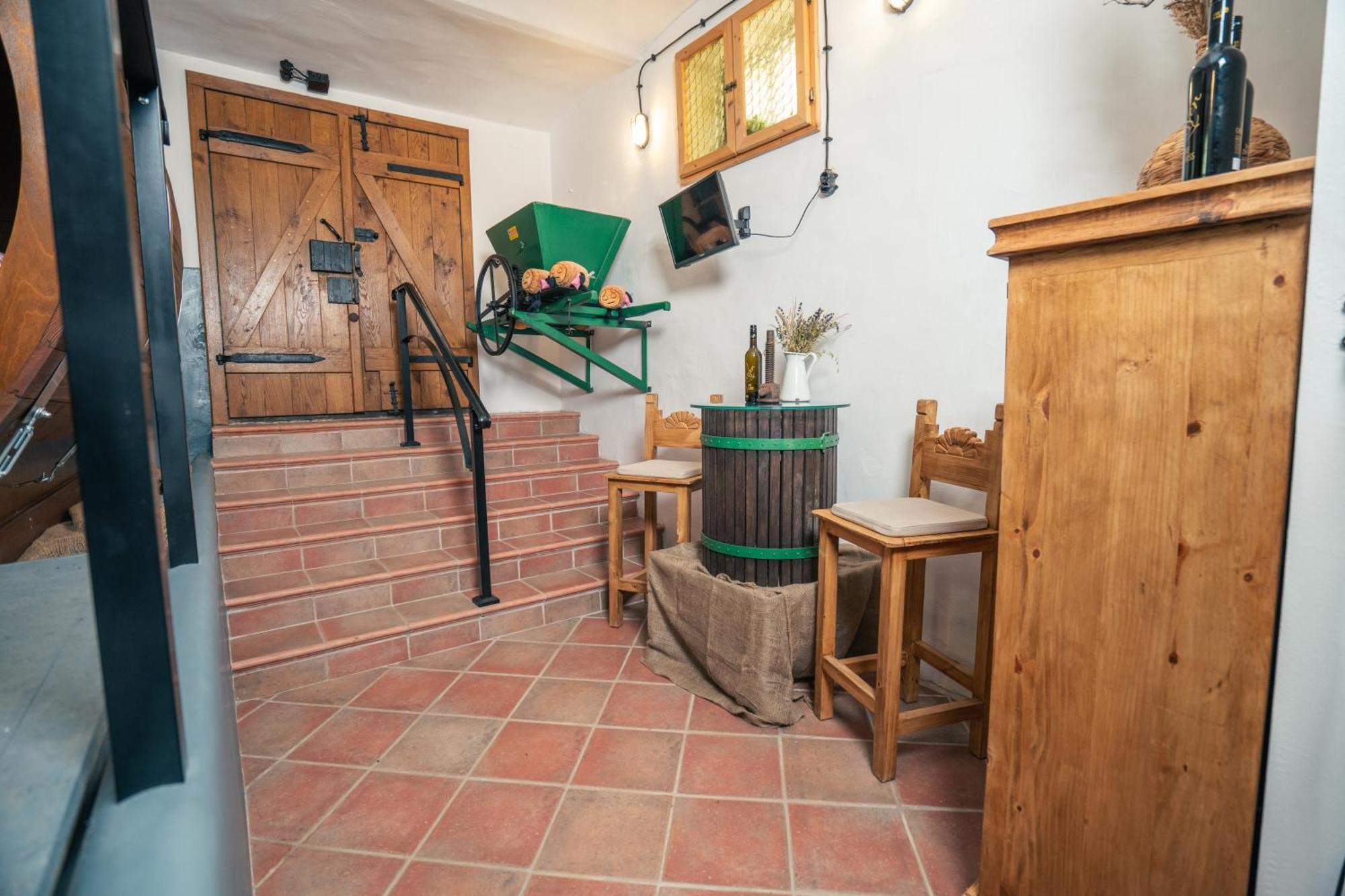 Отель Winzerhof Kuessler - Weinviertel Stillfried Экстерьер фото