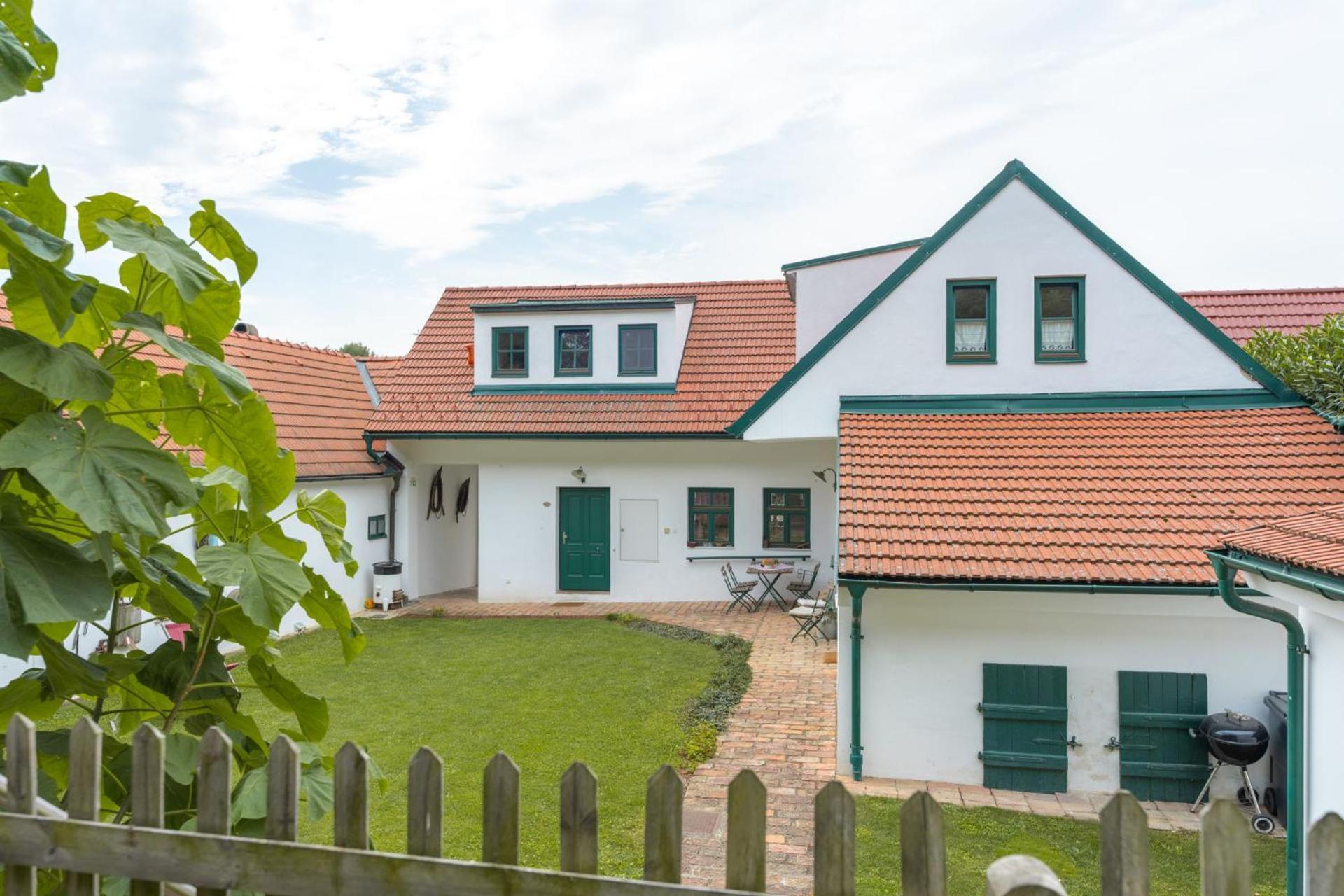 Отель Winzerhof Kuessler - Weinviertel Stillfried Экстерьер фото