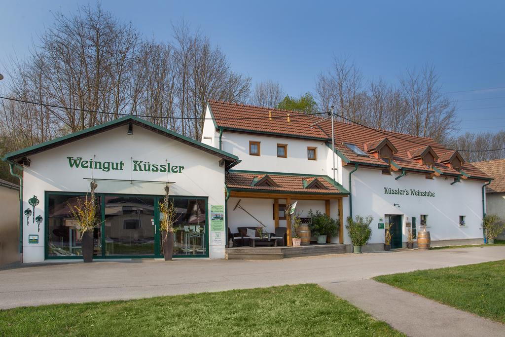 Отель Winzerhof Kuessler - Weinviertel Stillfried Экстерьер фото