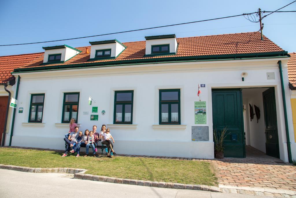 Отель Winzerhof Kuessler - Weinviertel Stillfried Экстерьер фото