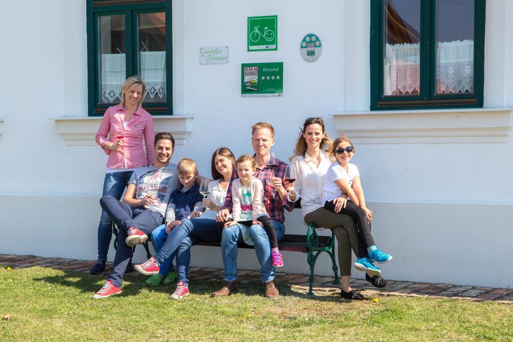 Отель Winzerhof Kuessler - Weinviertel Stillfried Экстерьер фото