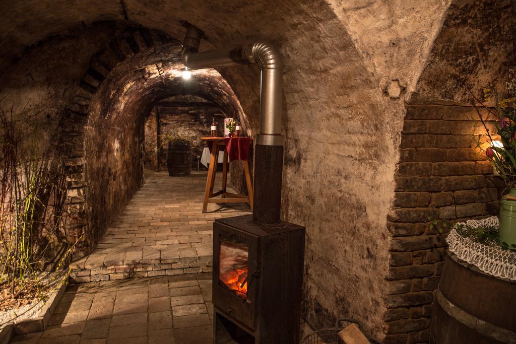 Отель Winzerhof Kuessler - Weinviertel Stillfried Экстерьер фото