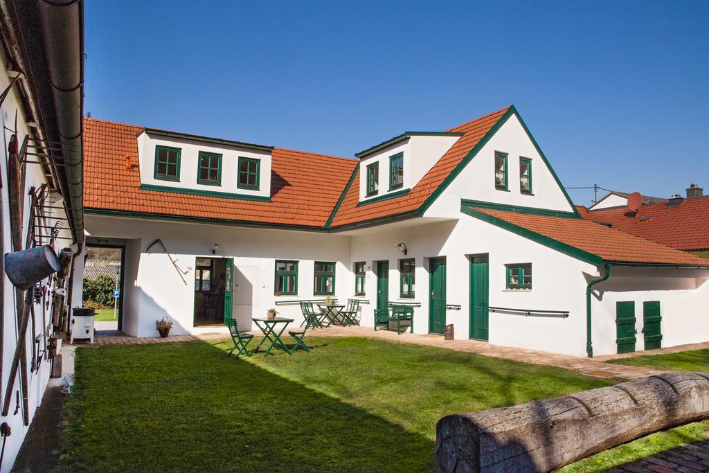 Отель Winzerhof Kuessler - Weinviertel Stillfried Экстерьер фото