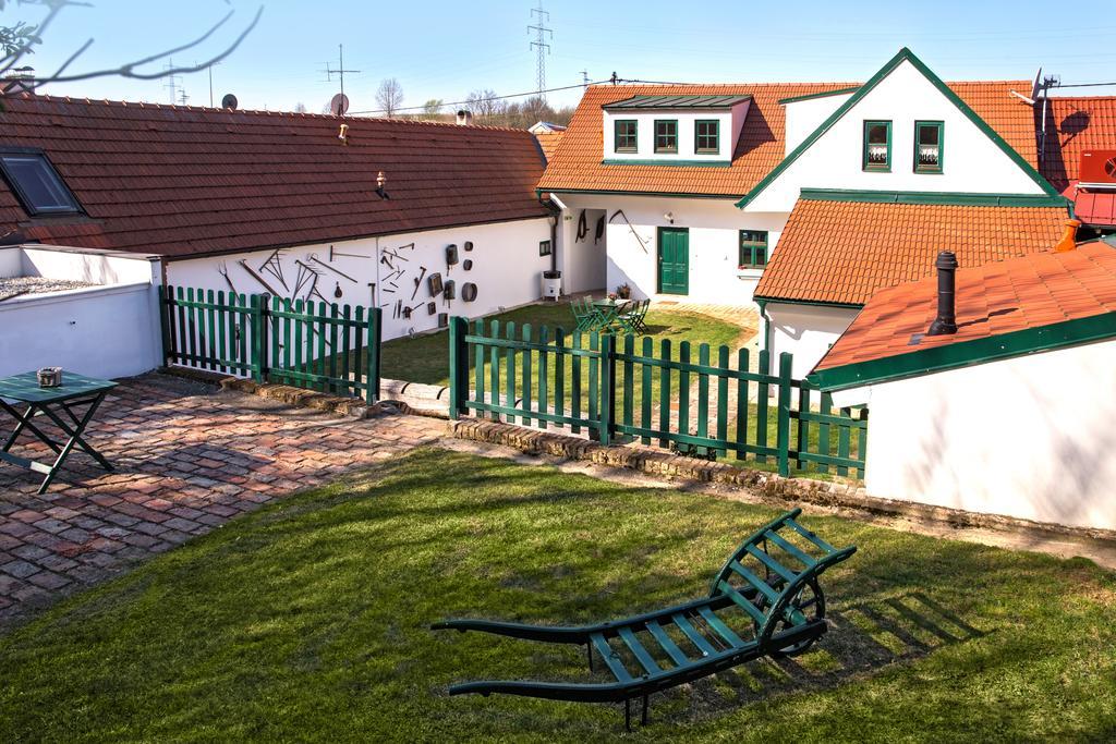 Отель Winzerhof Kuessler - Weinviertel Stillfried Экстерьер фото